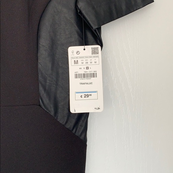 Zara black dress with leather sleeves - Picture 4 of 4